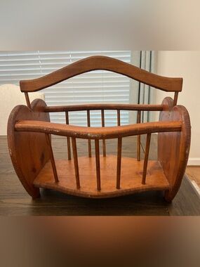 Wooden Handled Magazine Rack Heart w/Bows